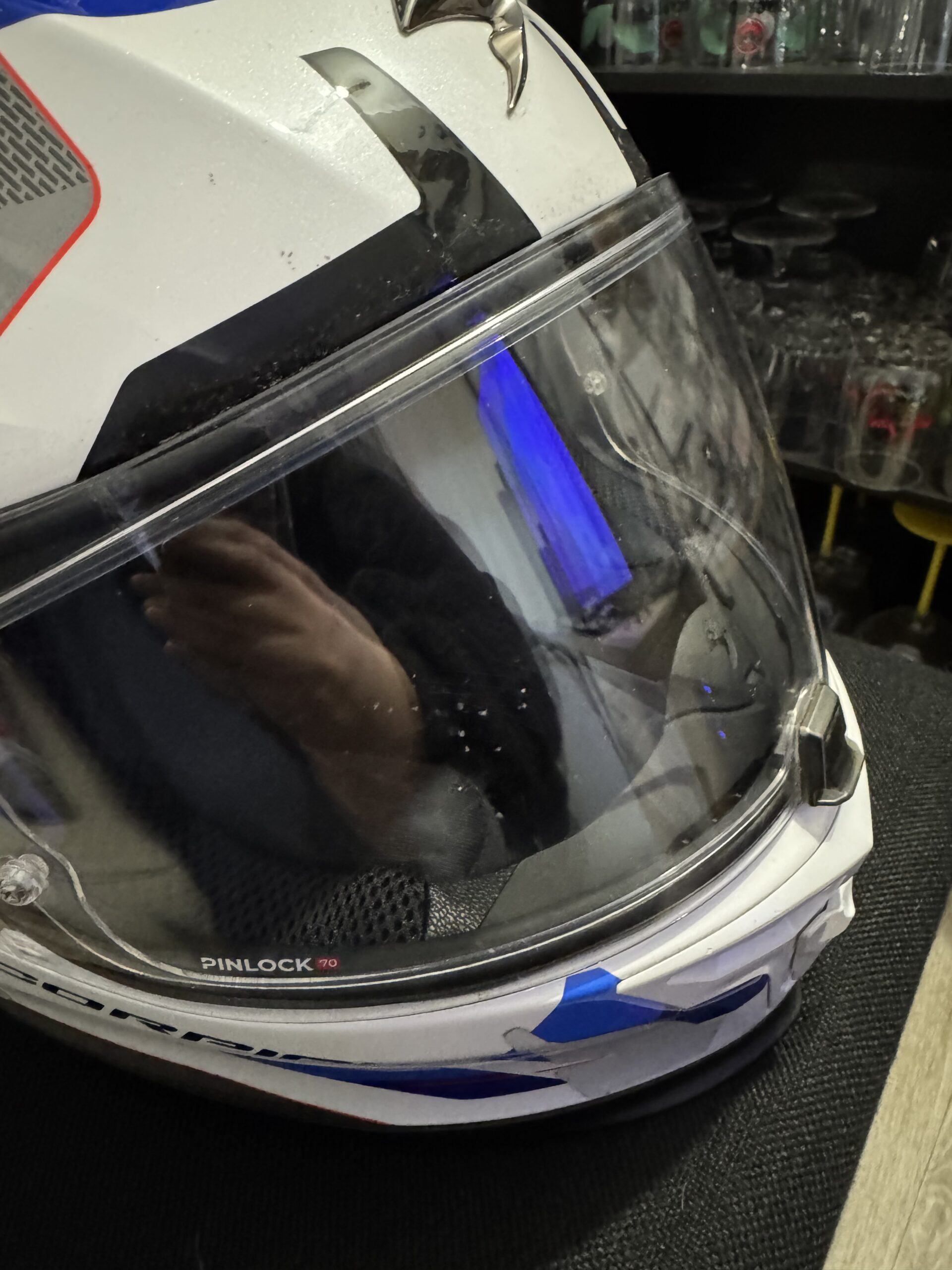 Casque intégral Scorpion exo 520 evo air en très bon état. Taille XS Seule petit défaut impact de gravier sur la visière qui ne gêne en aucun cas la vison et la conduite (voir les photos) Pinlock intégré et lunette solaire.
